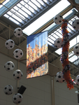 905385 Afbeelding van de voetbalversiering in Shoppingcenter Overvecht te Utrecht. De versiering is aangebracht naar ...